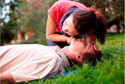 scène de bouche à bouche