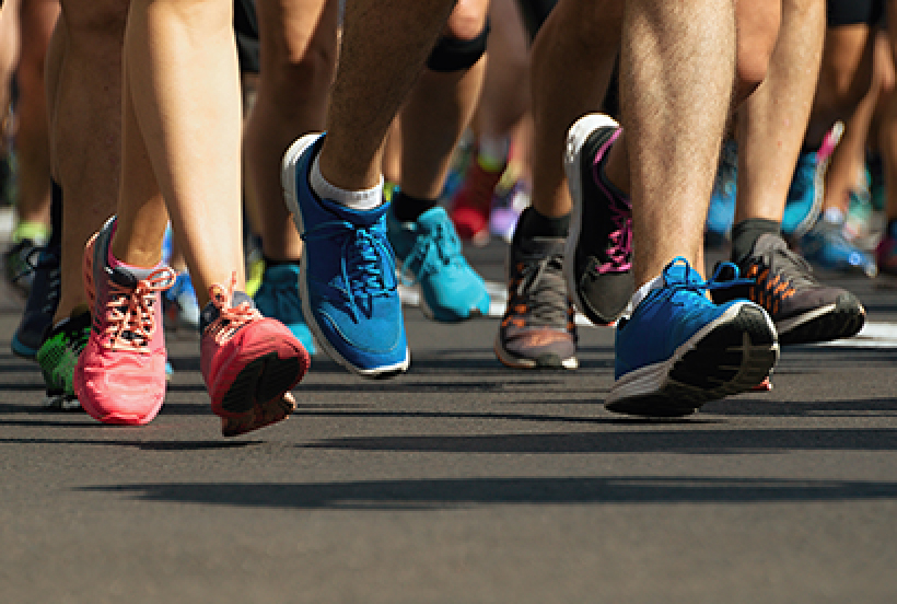 gros plan sur pieds d'un groupe de coureurs