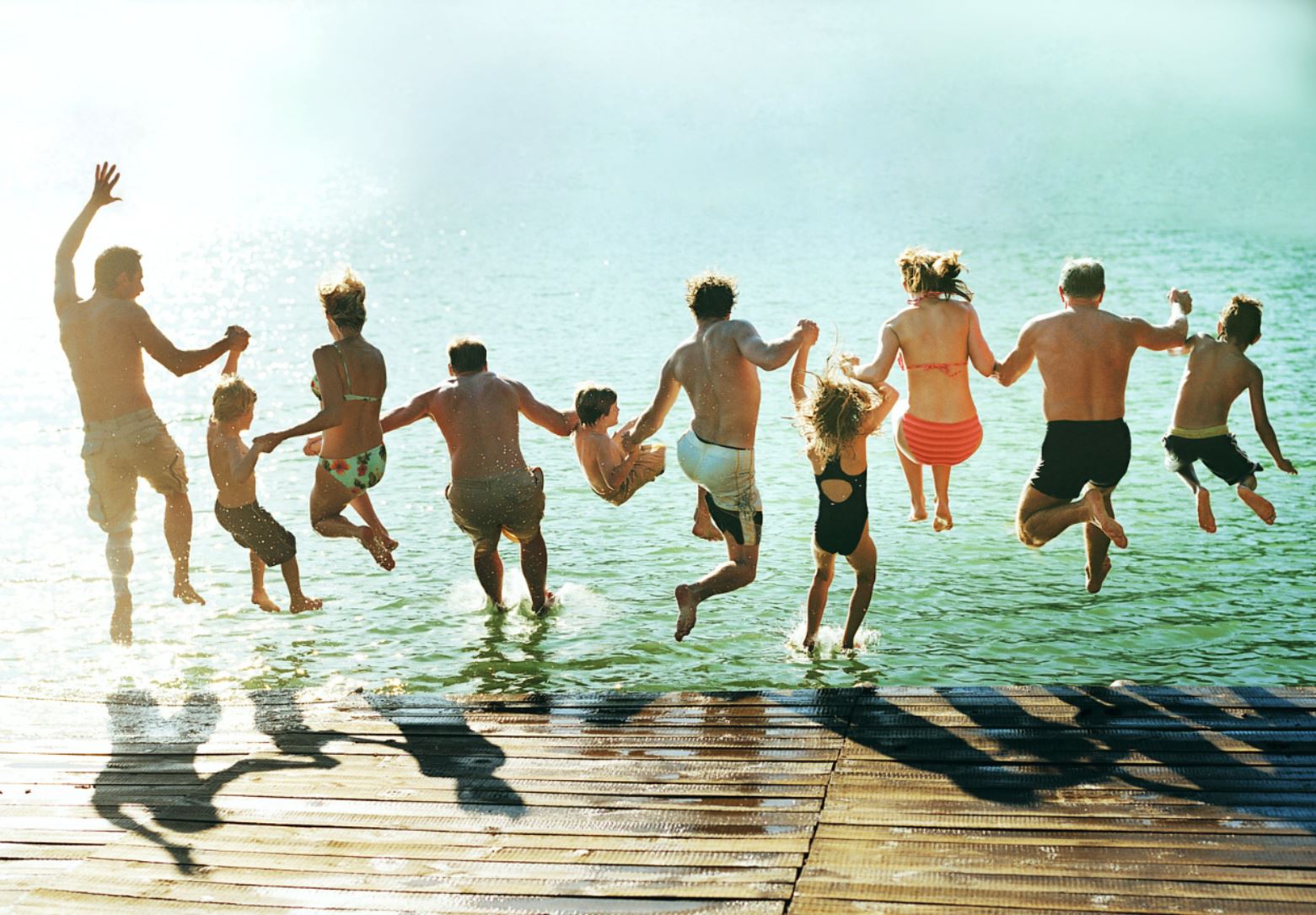 groupe de personne plongeant dans une piscine