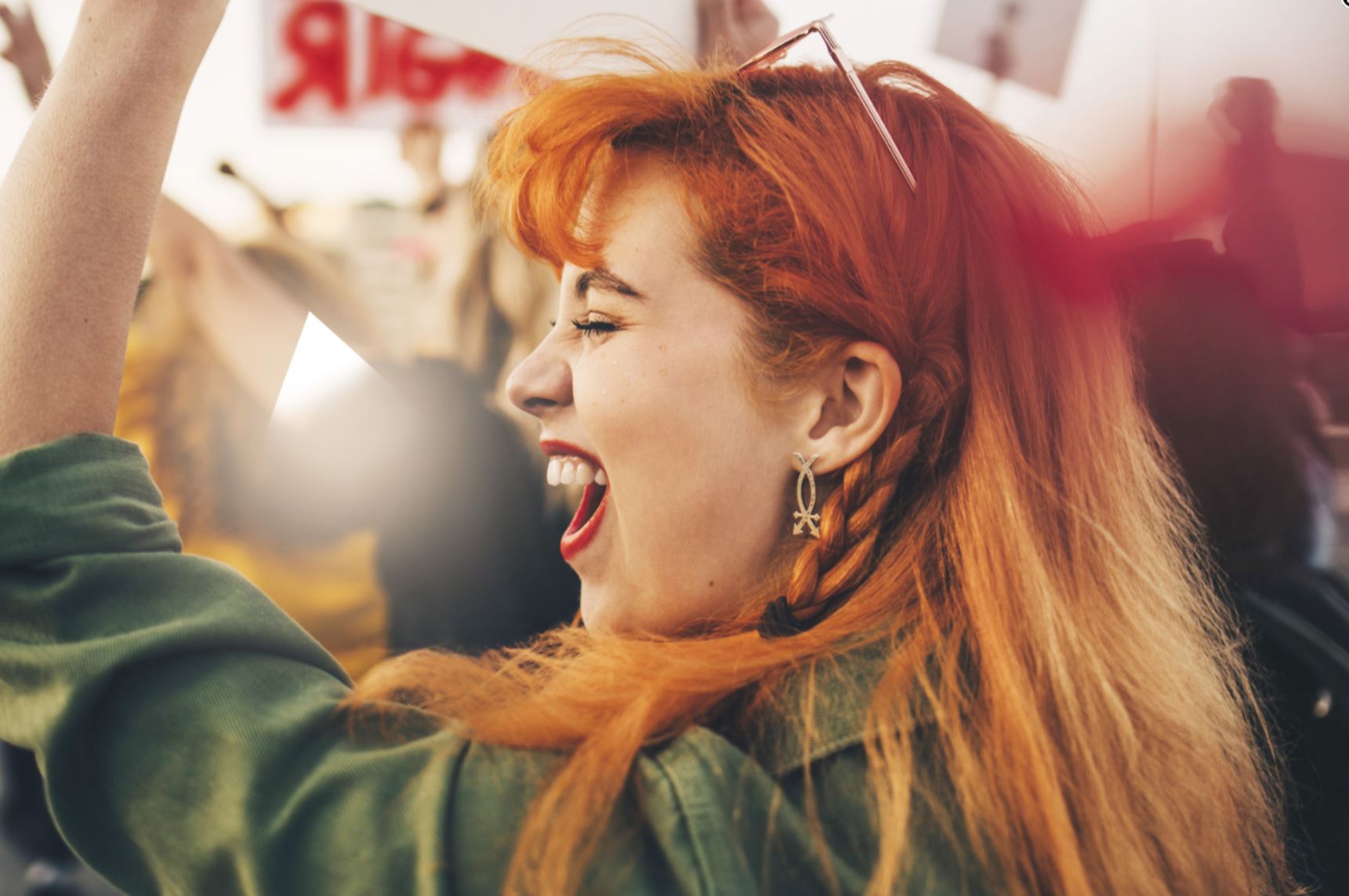 Jeune femme dans une manifestation