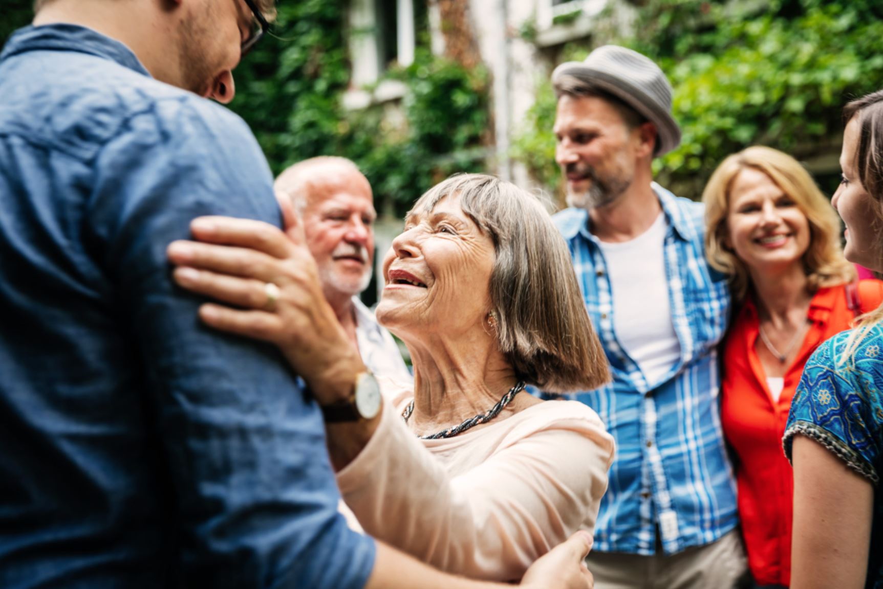 personne âgée enlace une autre personne en tenue de randonnée