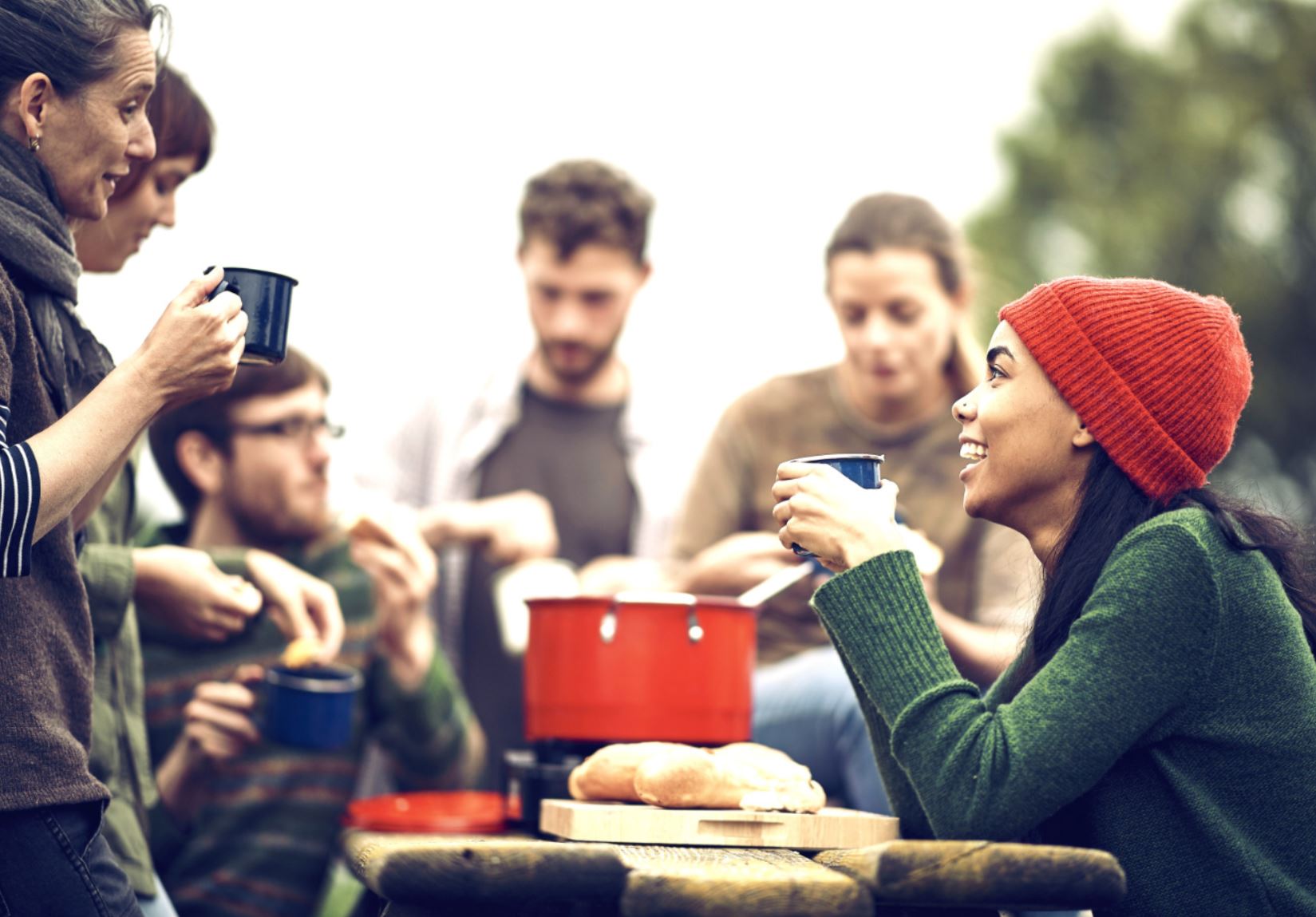 Un groupe d'amis prennent un picnic