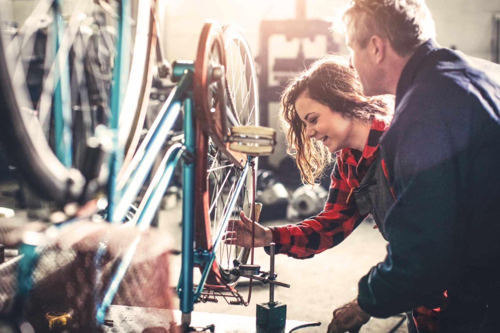 Un homme et une femme dans un atelier de réparation de vélo