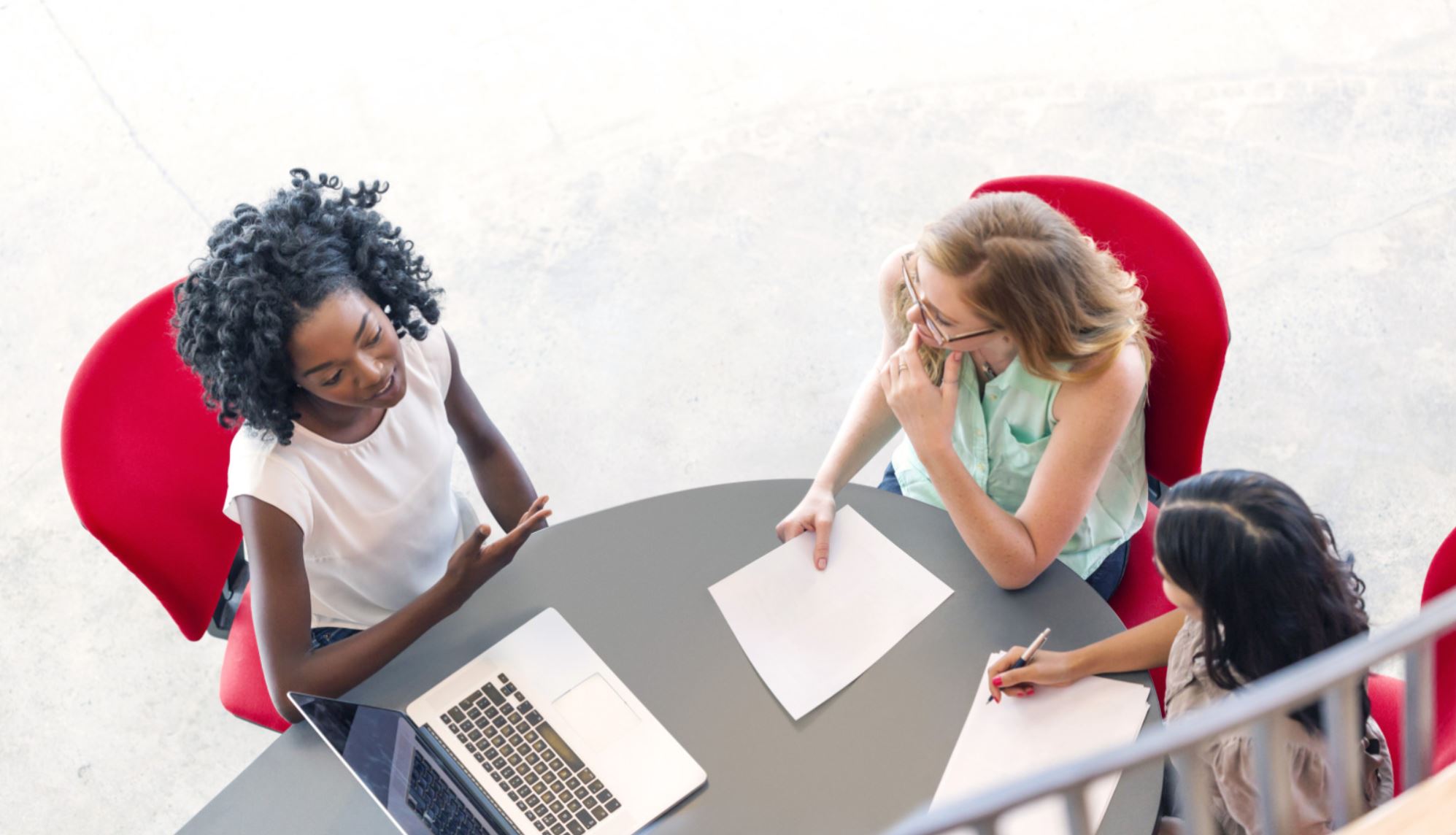 des personnes travaillent autour d'un bureau