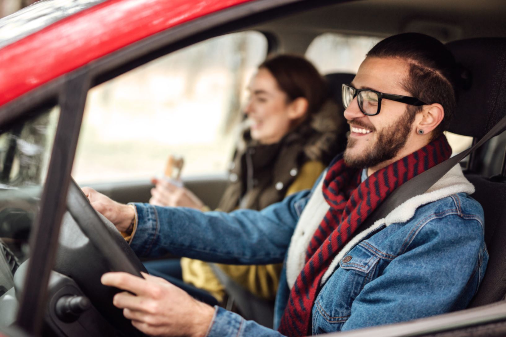 homme au volant d'une voiture
