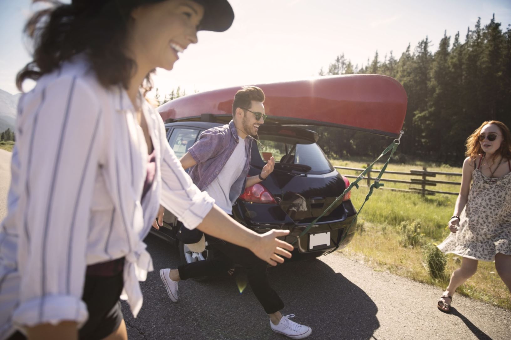 voiture avec canoë sur le toit