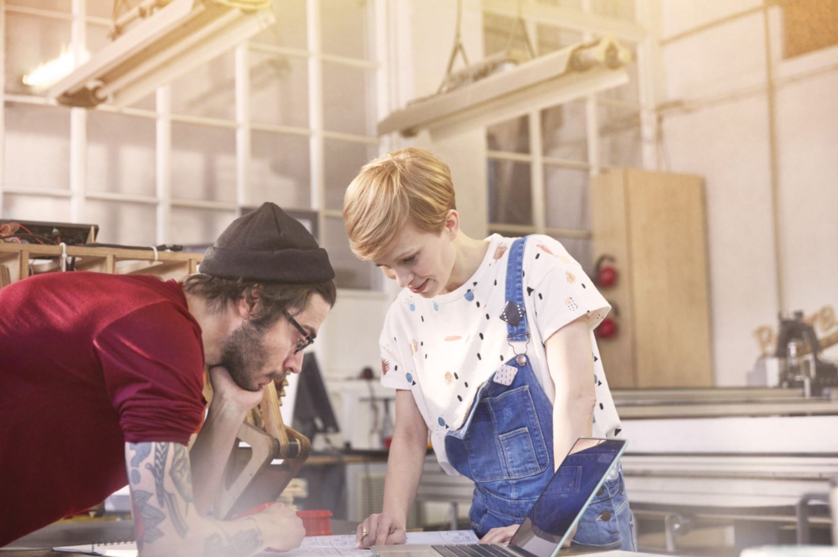 jeune couple devant un ordinateur dans une cuisine