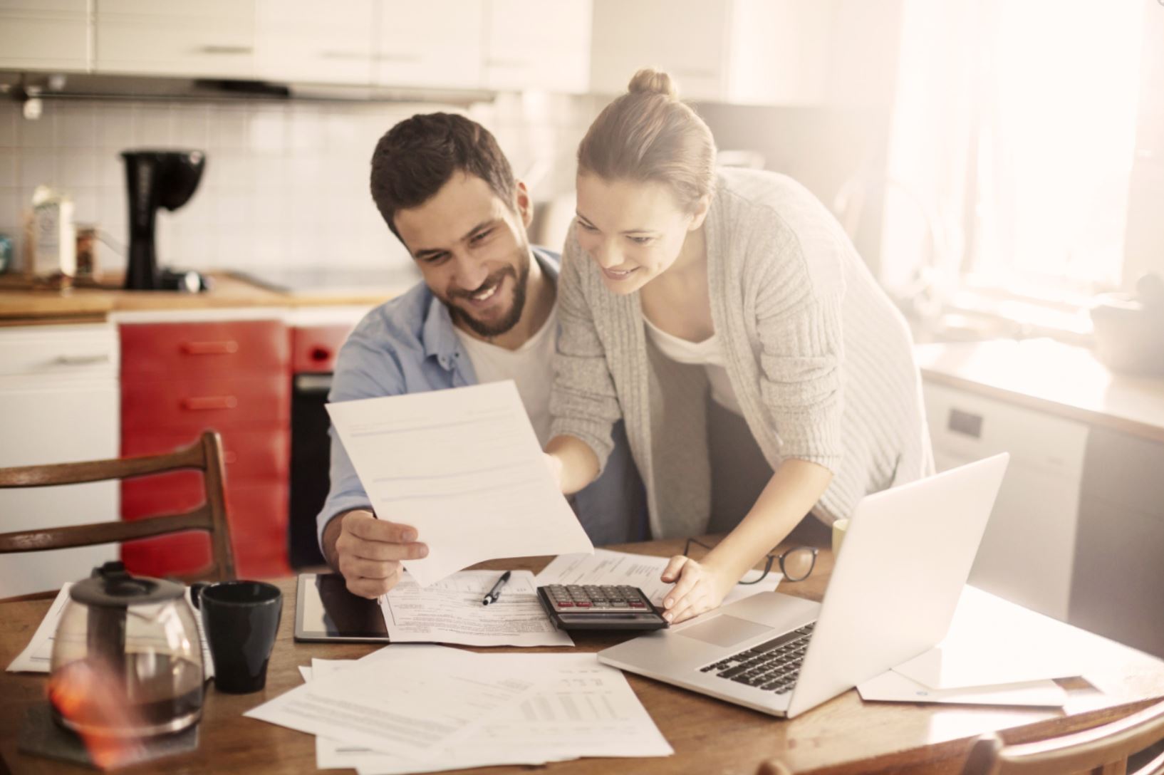 couple devant des plans dans un salon