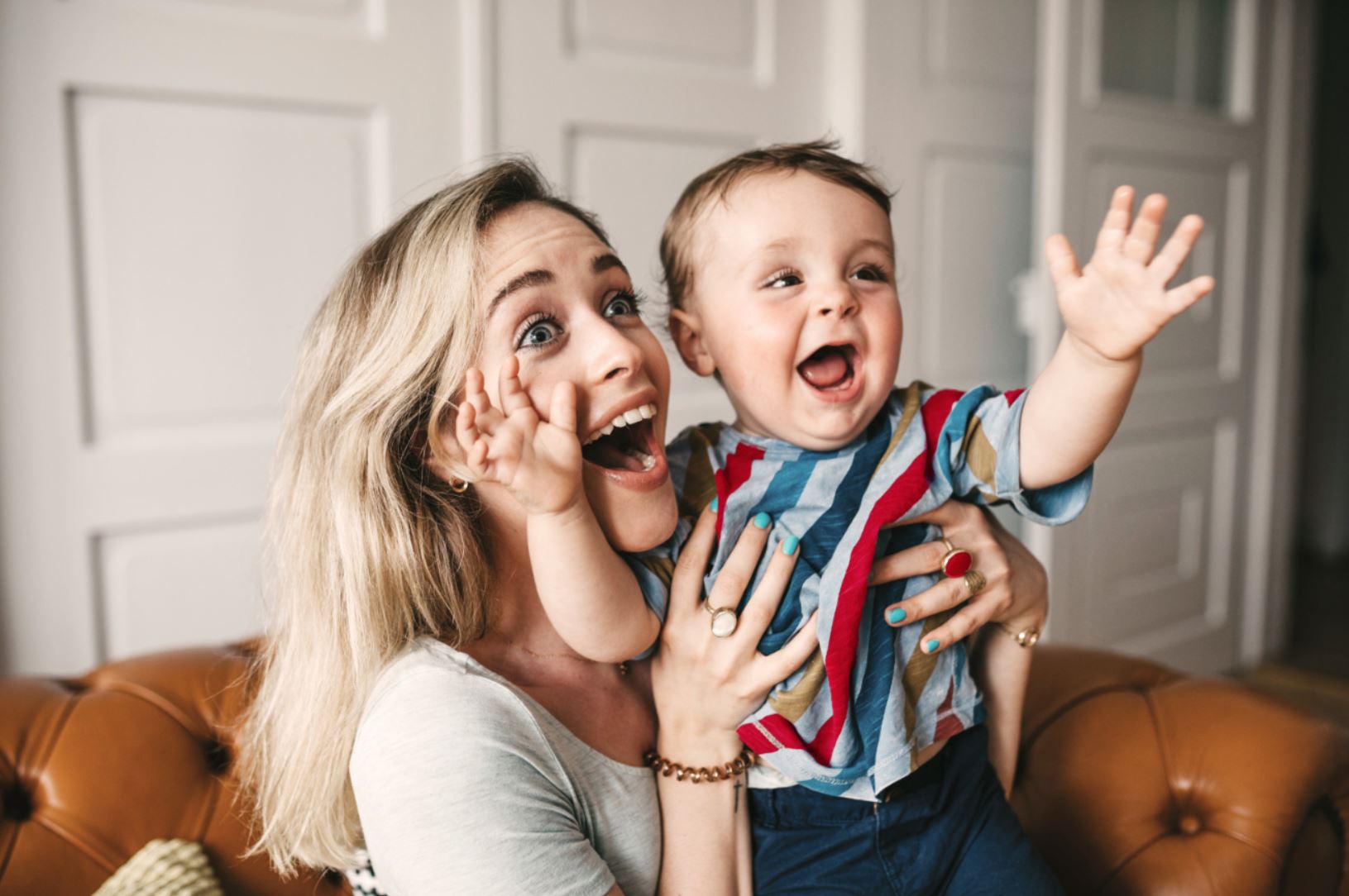 Femme souriante et son bébé qui ouvre les bras