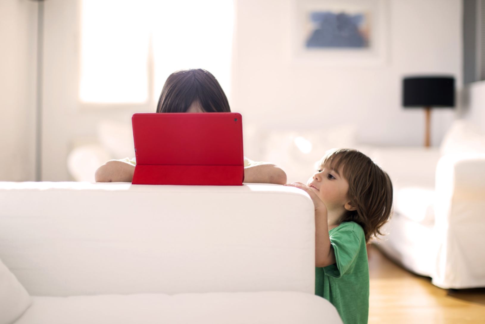 deux enfants regardent une tablette